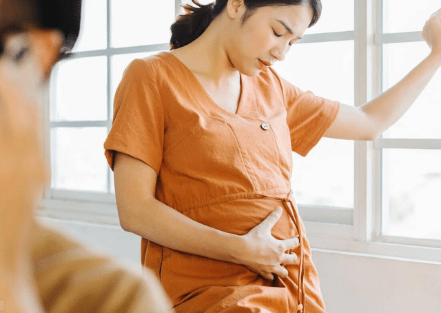 9个月孕妇腹痛离世,婆婆坚持"剖腹取子",剖开肚子医生哭出声