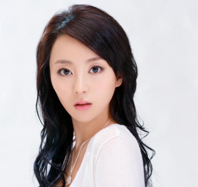 因为她的奶奶是电影厂的放映员,经常带着年幼的孙雅四处奔走工作,也正