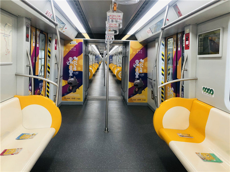 现场:6个车厢6个主题小朋友对图书爱不释手13点30分,记者来到昆明地铁