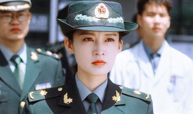 <b>李沁黄景瑜主演的《爱上特种兵》首播连更八集，“清梁一夏”的故事有没有甜</b>