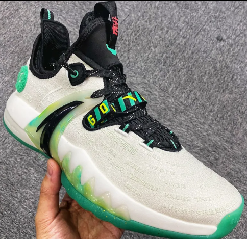 海沃德2代"虎扑"配色,鞋身之上布满虎扑经典老梗,绝对颇具辨识度!