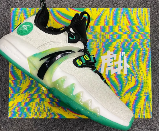 海沃德2代"虎扑"配色,鞋身之上布满虎扑经典老梗,绝对颇具辨识度!