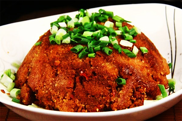 川菜--川味粉蒸肉 2,五花肉切成长薄片,切好的五花肉中加入料酒1勺