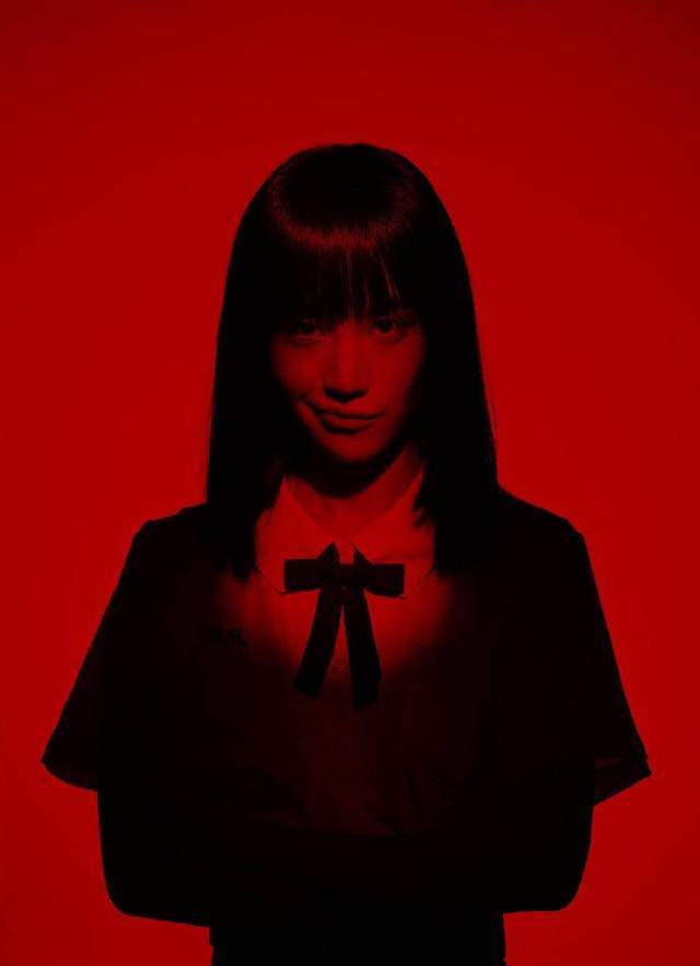 这个女孩酷酷的笑真的太杀人了,嘴角轻篾的上挑,眼神充满了挑衅,用