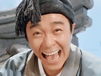 在拍《黄飞鸿之铁鸡斗蜈蚣》时,其中牙擦苏的角色本来是由星爷饰演的.