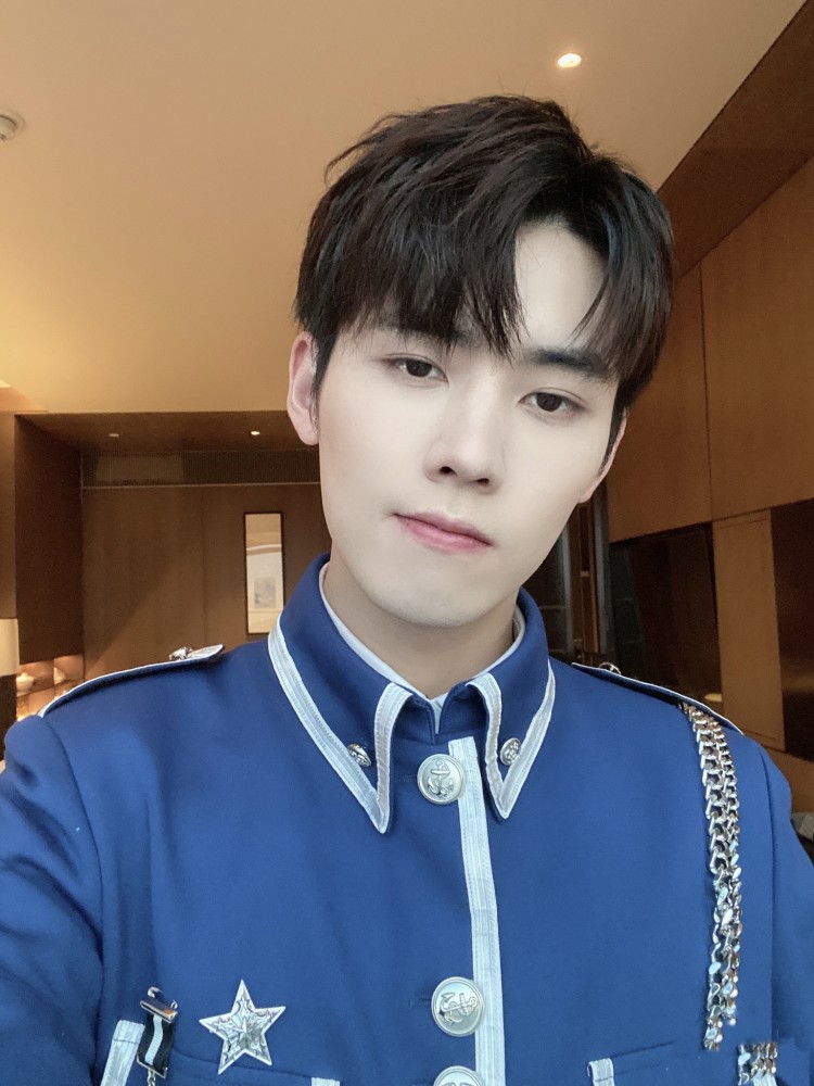 r1se任豪高清头像