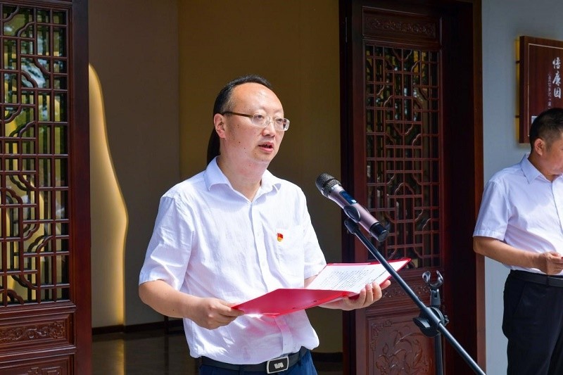 (市委常委,市纪委书记何艺辉讲话)(揭牌仪式现场)(何艺辉,伍彩霞为"