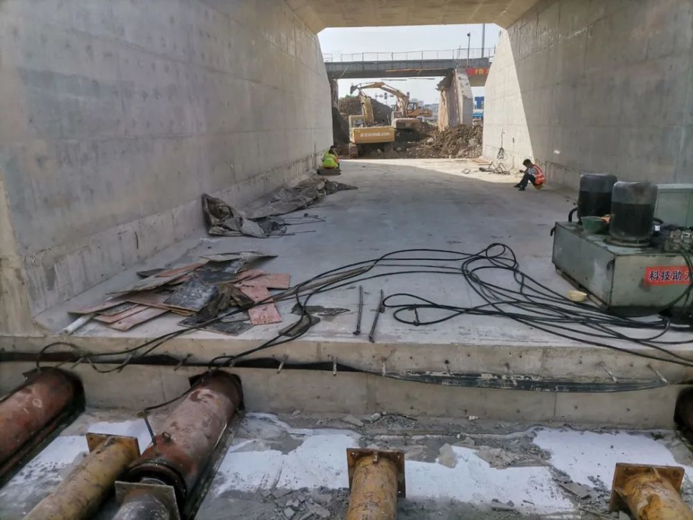 从今天起进行另外两个箱涵顶进施工铁路下方4个箱涵也完成顶进30多名