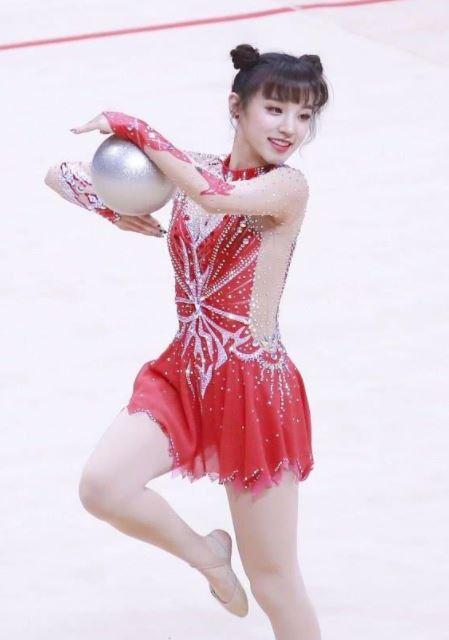 学霸韩国选秀,靠"神颜"出圈,和杨颖"玩枕头"的她可不简单