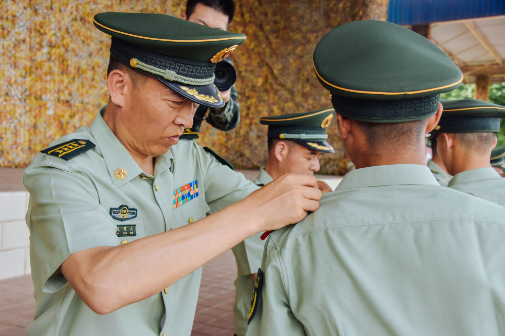 授衔 列兵,请入列!_腾讯新闻
