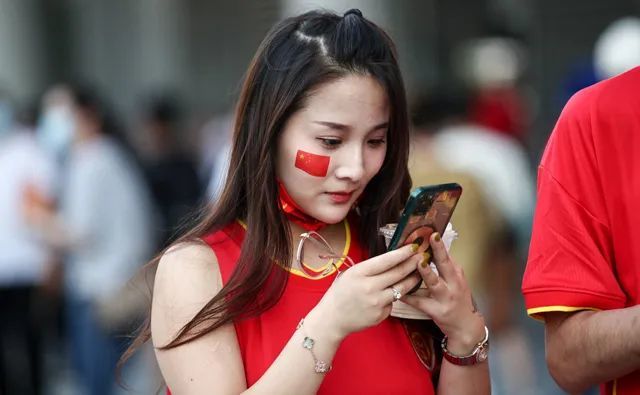 国足大胜关岛,女球迷比球员还抢戏,真的是一道道的风景线啊_腾讯网