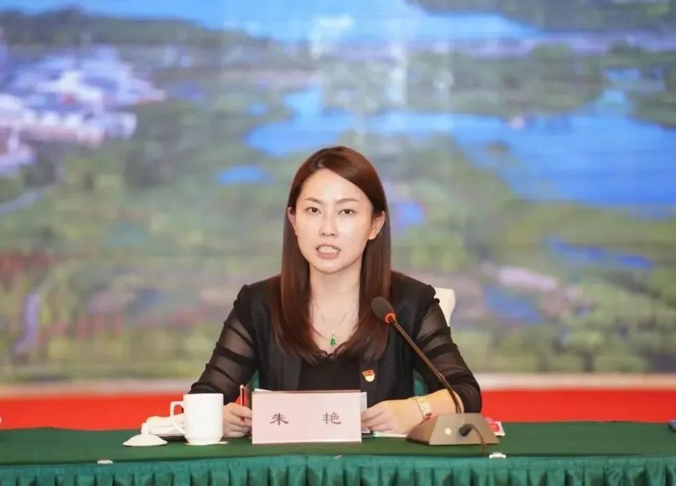 会上,张家港市委常委,宣传部部长朱艳作《文明城市创建的张家港实践与