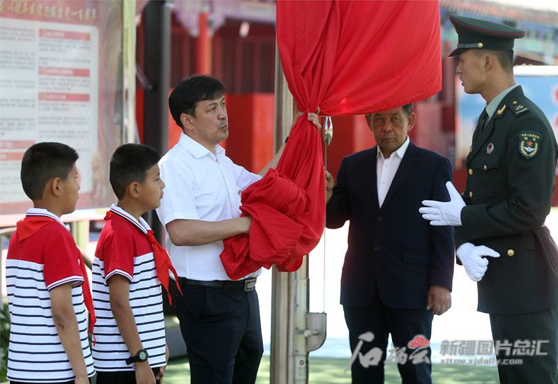 当日,塔城市新城街道哈尔墩社区居民沙勒克江·依明一家受邀来到北京