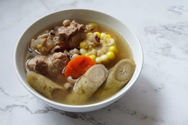 夏天汤水食谱|牛蒡眉豆粟米猪腱汤清热解毒,牛蒡该如何处理?