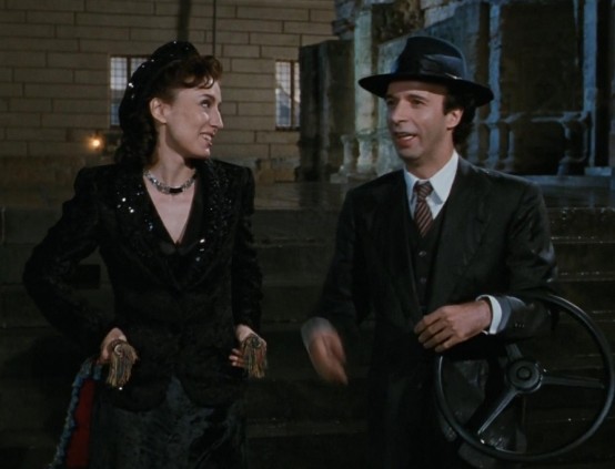 美丽人生中男主的行为举止无不彰显着独特才华和优雅气质