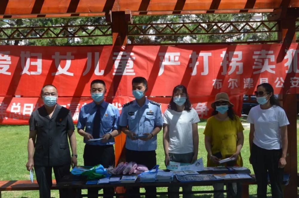 活动现场,我院干警通过悬挂横幅,设置法律宣传咨询点,发放宣传单等