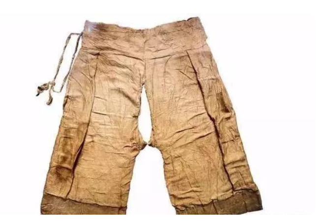 根据许慎《说文解字》的记载,"裳"在古代通"常".