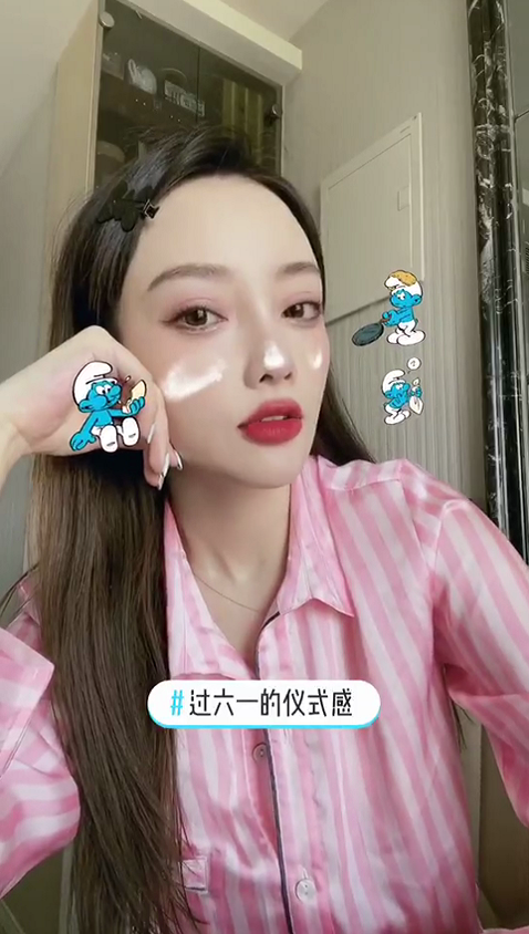 李小璐儿童节为女儿精心准备礼物超有爱 甜馨笑容腼腆 越来越像贾乃亮 全网搜