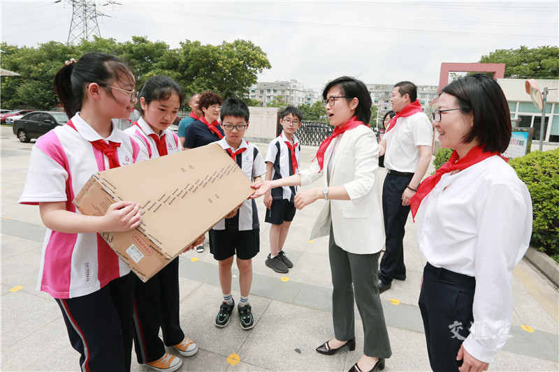 在震泽实验小学东校区,少先队员与沈俊霞一行合影留念.