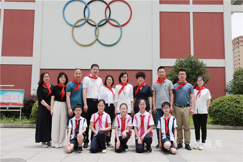 在震泽实验小学东校区,少先队员与沈俊霞一行合影留念.