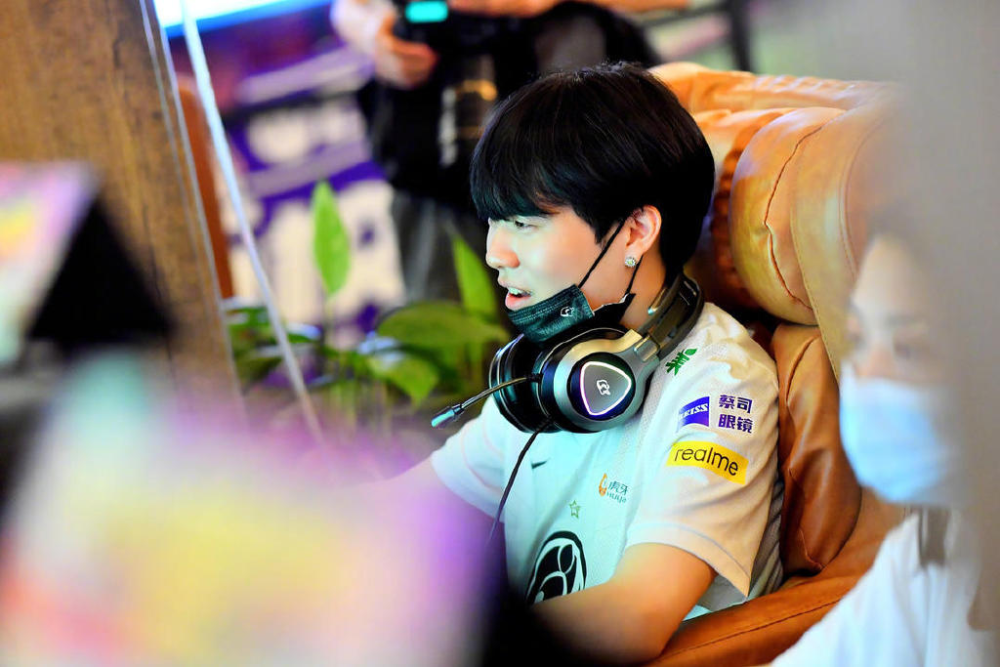 ig开启校园行rookie率队出征网友肖央你怎么瘦了