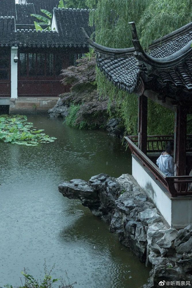 響月松風靜,延光竹影斜.庭園居陋巷,藝圃美無瑕.企鵝號園林藝術家