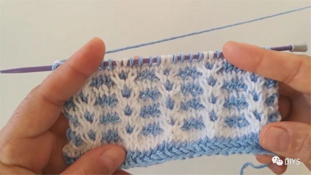 毛线编织教程双色格子花纹的编织方法