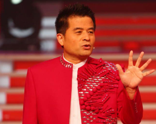 62岁毕福剑近况曝光,一身西装稳站c位,身边美女歌手长腿吸睛