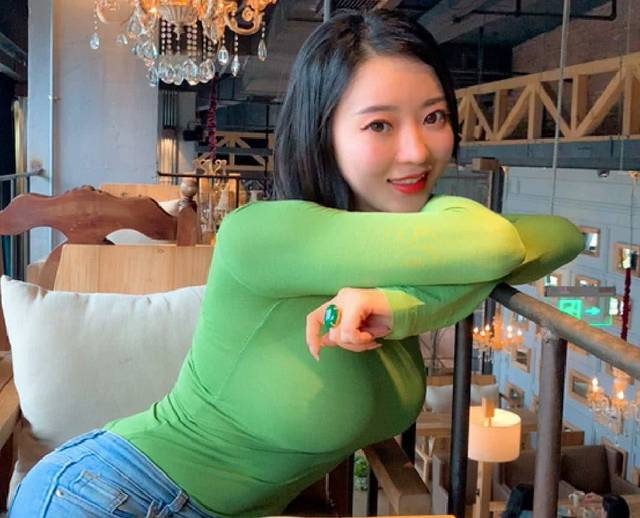 瑜伽女神蒋娉婷让你见识微胖的魅力比例优越曲线迷人