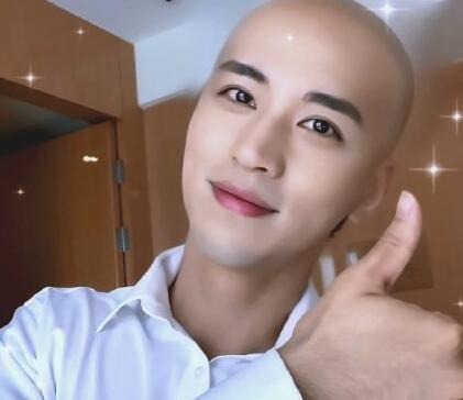 视频中,许魏洲光头出镜,更显五官精致与周正,摇头晃脑的样子可可爱爱