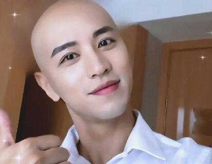 许魏洲儿童节晒光头造型网友偶像包袱说不要就不要