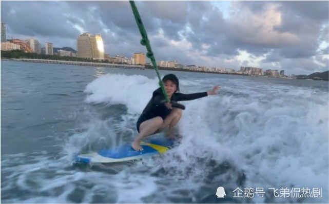 霍思燕晒冲浪视频穿三角泳裤秀一双白皙腿落水后素颜十分惊艳