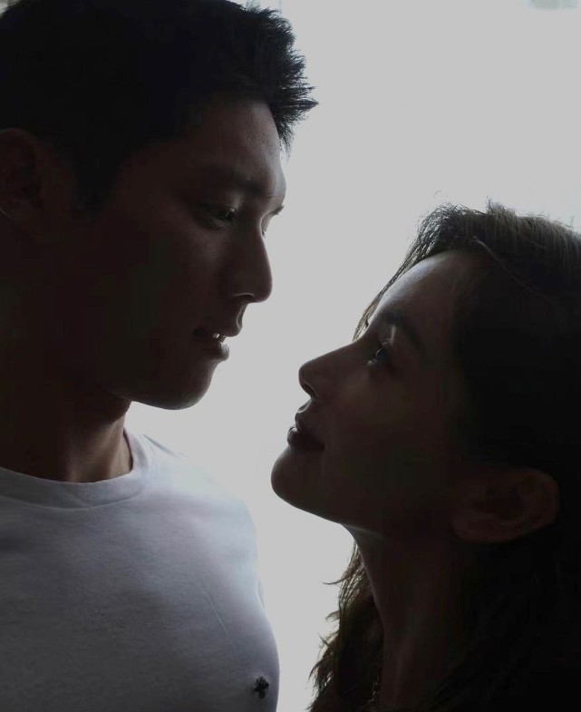 王子文深夜秀恩爱晒与吴永恩深情对视笑容甜蜜眼神里都藏着爱