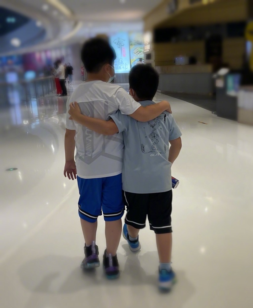 安吉小鱼儿现身录跑男胡可晒兄弟二人背影10岁安吉真的长大了