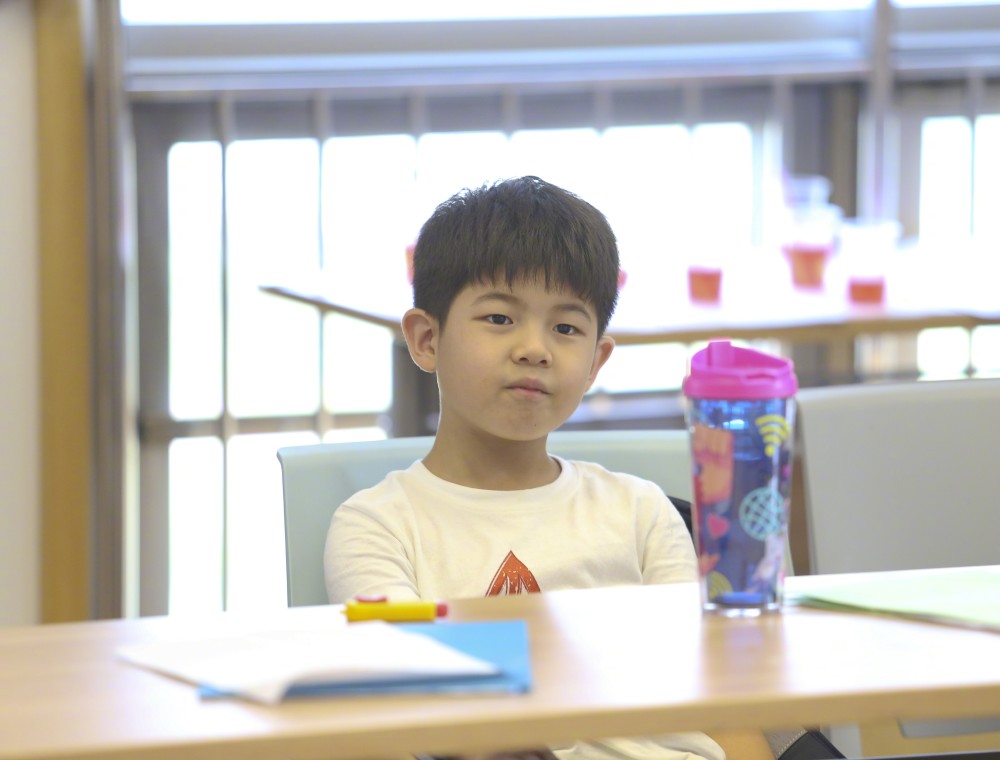 照片中,安吉正在剪头发,两边小脸多了一点婴儿肥,小鱼儿的画风还屎屯