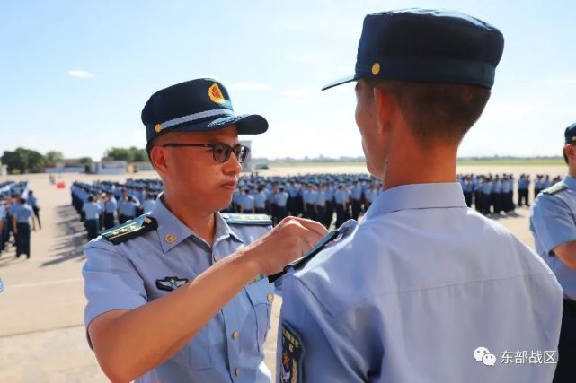 东部战区空军新兵授衔图片