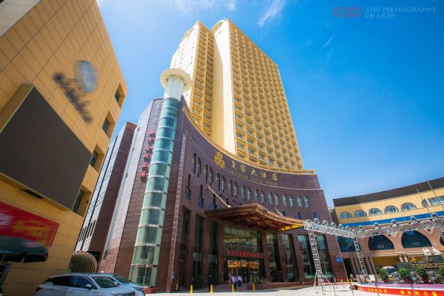 这家酒店名叫其尼瓦克宾馆,位于喀什市中心最为繁华的商业与金融中心