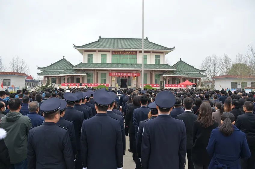 高青公安组织参加烈士陵园清明祭英烈向人民英雄敬献花篮活动