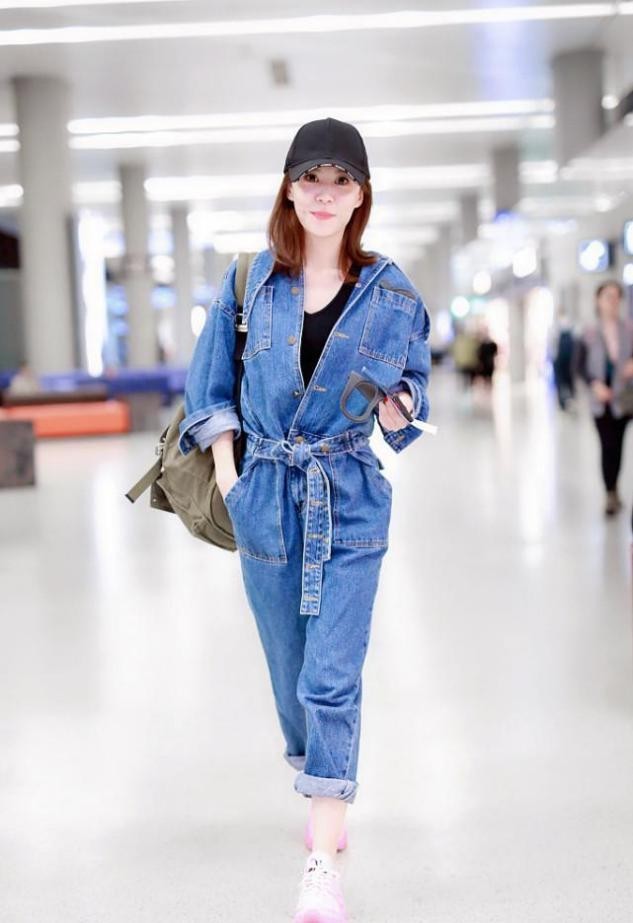 李金铭气质古灵精怪奔四年纪穿牛仔装扮嫩造型好似女大学