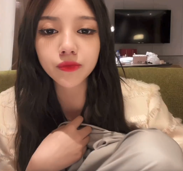 被质疑假怀孕后,兜儿特晒"孕肚照"辟谣,四肢纤细小肚微隆