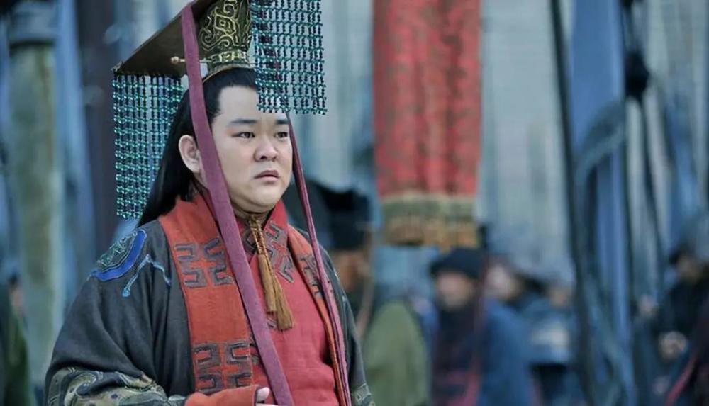 公元220年汉丞相曹丕迫使汉献帝禅让帝位,曹丕称帝,定都洛阳,国号魏