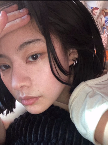 网红西红柿晒两年前旧照自证美貌五官精致颜值高却被网友发现手指p歪