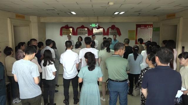 市委副书记贾永祥,市委常委,副市长李蕊霞为市乡村振兴局揭牌.