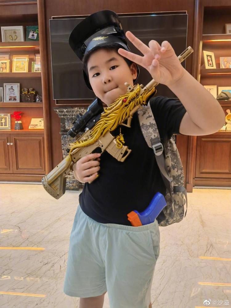 沙溢晒小鱼儿萌照,浑身肉嘟嘟,没安吉被指偏心,网友:学学胡可