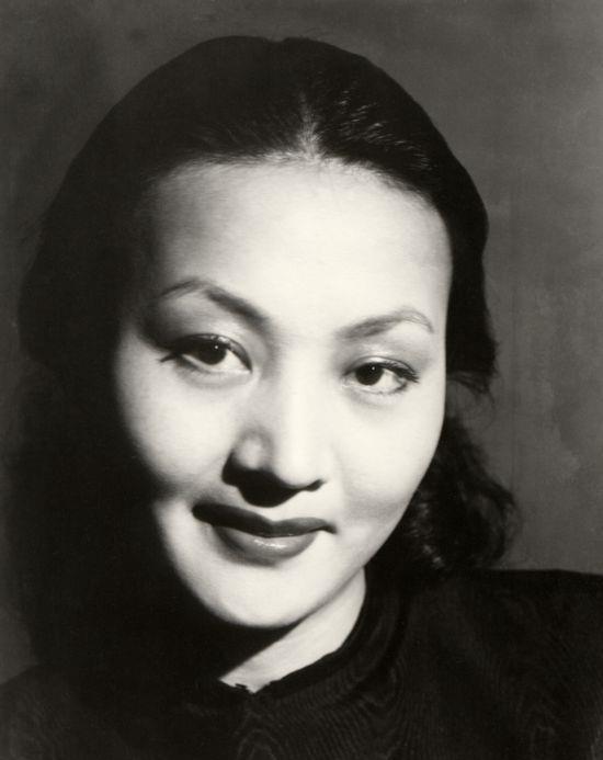 在繁花似锦的大都市中,她与王人美,薛玲仙,胡笳并称为歌舞团"四大明星