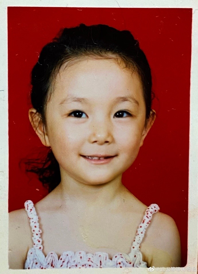 孙俪同父异母妹妹晒童年照,萌系甜美自夸小公举,比孙俪小时候美太多