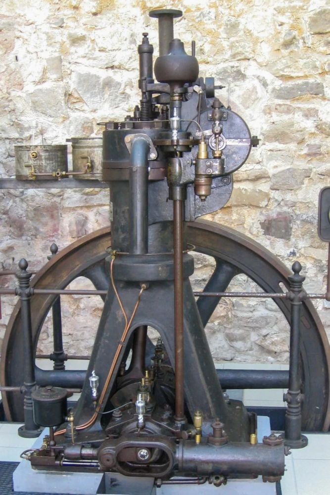 之后的1880年代,卡尔·本茨使用了尼古拉斯·奥托发明的四冲程内燃机