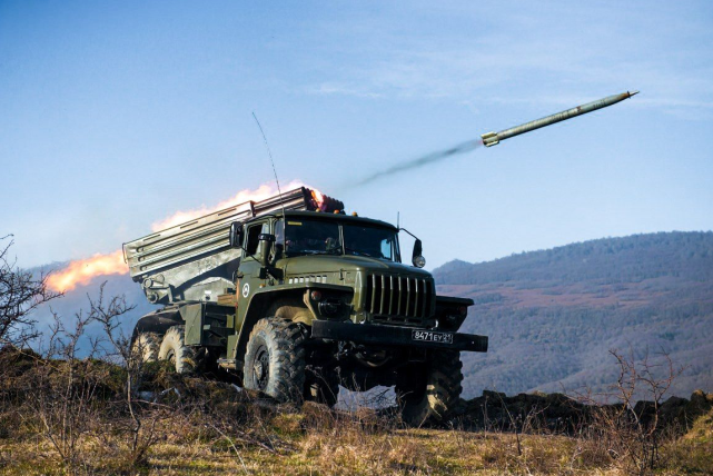 以bm 21"冰雹"为代表的传统火箭炮系统