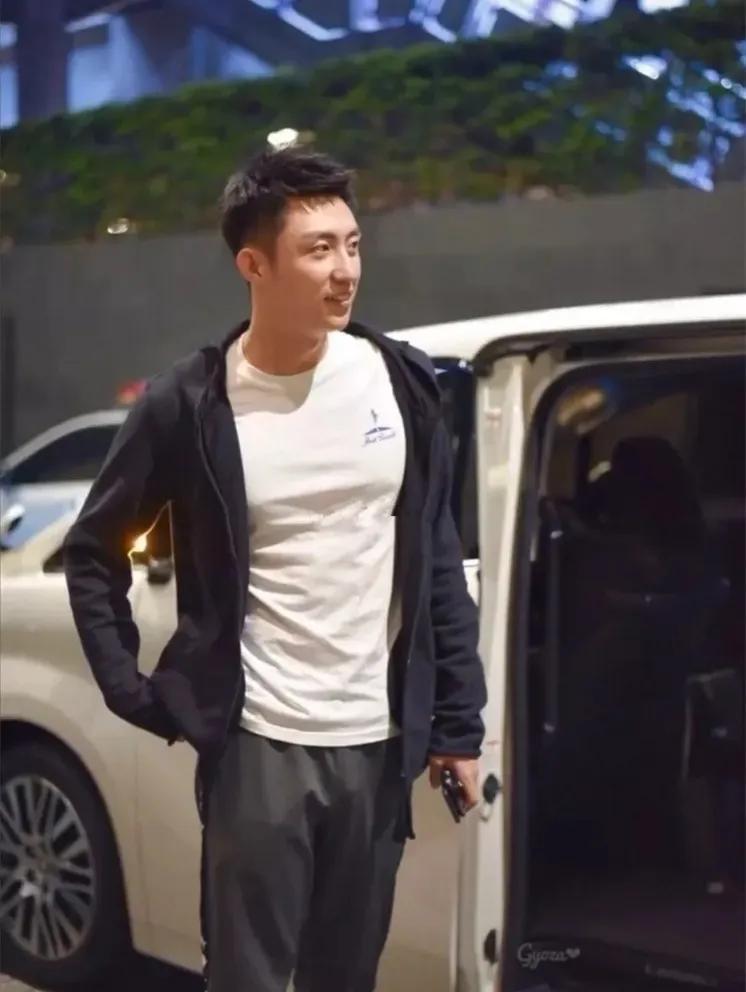 黄景瑜扛造上热搜寸头特种兵肌肉身材这胸肌好像又大了