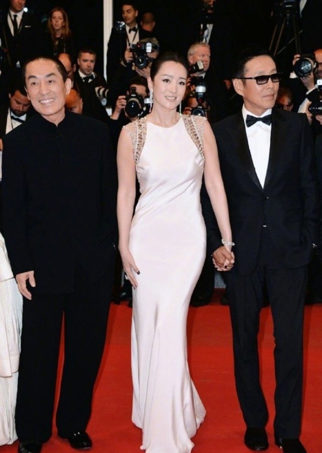 陈道明牵手巩俐走红毯穿西装戴墨镜大佬范十足巩皇变成小女人